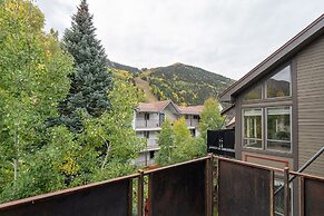 Hidden Gem, 4 Min To Lift 7 Garage, Hot Tub, Lux Kitchen, Big + Bright