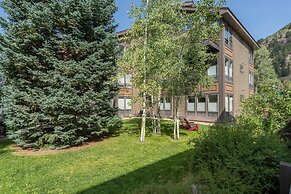 Hidden Gem, 4 Min To Lift 7 Garage, Hot Tub, Lux Kitchen, Big + Bright