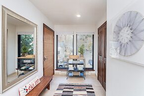 Hidden Gem, 4 Min To Lift 7 Garage, Hot Tub, Lux Kitchen, Big + Bright