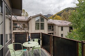 Hidden Gem, 4 Min To Lift 7 Garage, Hot Tub, Lux Kitchen, Big + Bright