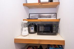 Hidden Gem, 4 Min To Lift 7 Garage, Hot Tub, Lux Kitchen, Big + Bright