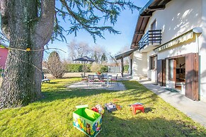 Cedar House Villa Few Minutes From Lake