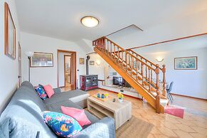 Cedar House Villa Few Minutes From Lake