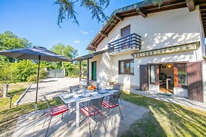 Cedar House Villa Few Minutes From Lake
