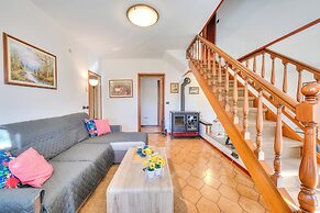 Cedar House Villa Few Minutes From Lake