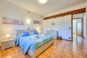 Cedar House Villa Few Minutes From Lake