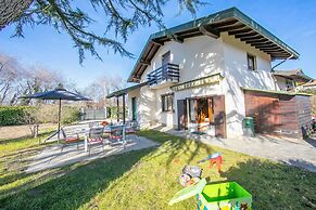 Cedar House Villa Few Minutes From Lake