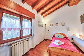 Cedar House Villa Few Minutes From Lake