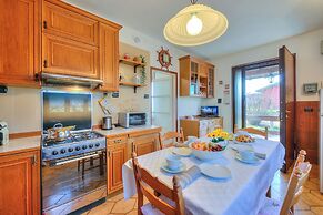 Cedar House Villa Few Minutes From Lake