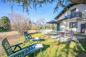 Cedar House Villa Few Minutes From Lake