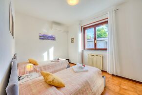 Cedar House Villa Few Minutes From Lake