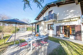 Cedar House Villa Few Minutes From Lake