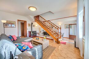 Cedar House Villa Few Minutes From Lake