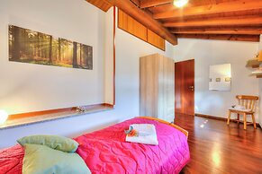 Cedar House Villa Few Minutes From Lake