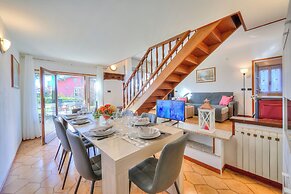 Cedar House Villa Few Minutes From Lake