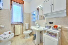 Cedar House Villa Few Minutes From Lake