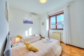 Cedar House Villa Few Minutes From Lake