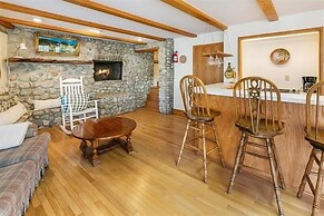 Secluded Mountain Getaway 3 Bedroom Home by RedAwning