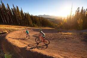 Ski In/out Lift 7! Deck, Hot Tub, Garage Parking 2 Bedroom Condo by Re