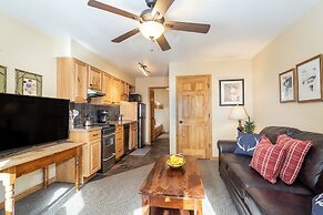 Riverfront, Blocks To Ski! Mtn Views + Hot Tub @ Viking Lodge 217 1 Be