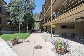 Riverfront, Blocks To Ski! Mtn Views + Hot Tub @ Viking Lodge 217 1 Be