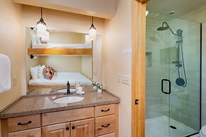 Riverfront, Blocks To Ski! Mtn Views + Hot Tub @ Viking Lodge 217 1 Be