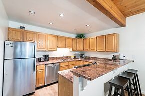 Riverside Dream! Quiet Spot W Deck, 5 Min Walk To Gondola & Main St. 2