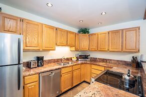 Riverside Dream! Quiet Spot W Deck, 5 Min Walk To Gondola & Main St. 2