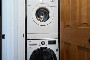 Riverside Dream! Quiet Spot W Deck, 5 Min Walk To Gondola & Main St. 2