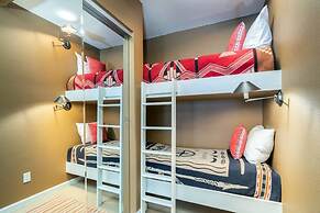 Ski Trip Value! Walk Everywhere, Hot Tub, Top Floor 1 Bedroom Condo by