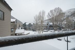 Ski Trip Value! Walk Everywhere, Hot Tub, Top Floor 1 Bedroom Condo by