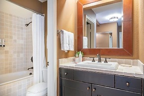 Ski Trip Value! Walk Everywhere, Hot Tub, Top Floor 1 Bedroom Condo by