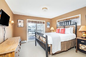 Ski Trip Value! Walk Everywhere, Hot Tub, Top Floor 1 Bedroom Condo by