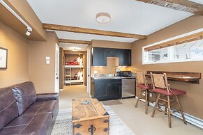 Ski Trip Value! Walk Everywhere, Hot Tub, Top Floor 1 Bedroom Condo by