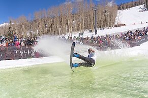 Ski Trip Value! Walk Everywhere, Hot Tub, Top Floor 1 Bedroom Condo by