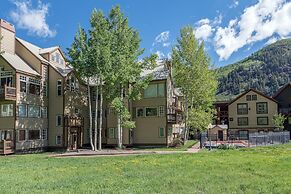 Sunny Condo, Box Canyon Views, Pool + Hot Tub 2 Bedroom Condo by RedAw