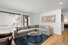 Sunny Condo, Box Canyon Views, Pool + Hot Tub 2 Bedroom Condo by RedAw