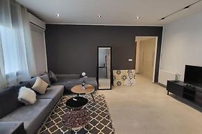 Sunset 303 Brand new apt With gym in Lac 1