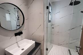 Sunset 303 Brand new apt With gym in Lac 1