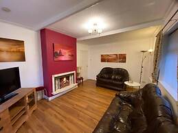 Quiet Secluded two Bedroom Bungalow With Parking