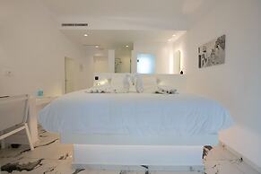 Bianco a Nero Mykonos