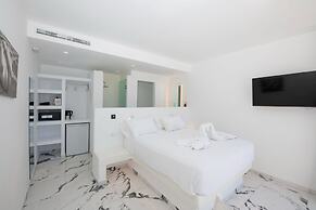 Bianco a Nero Mykonos