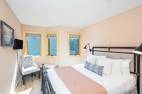 Chalet Chic Condo, Short Walk To Lift 7, Covered Parking 2 Bedroom Con