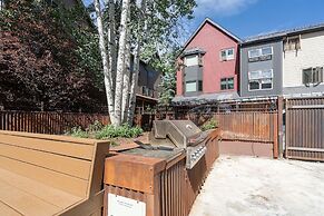 Chalet Chic Condo, Short Walk To Lift 7, Covered Parking 2 Bedroom Con