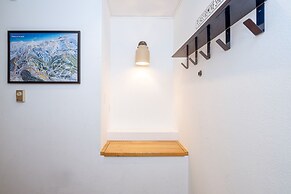 Chalet Chic Condo, Short Walk To Lift 7, Covered Parking 2 Bedroom Con