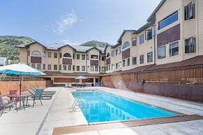 Chalet Chic Condo, Short Walk To Lift 7, Covered Parking 2 Bedroom Con