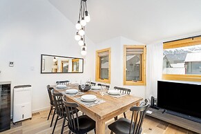 Chalet Chic Condo, Short Walk To Lift 7, Covered Parking 2 Bedroom Con