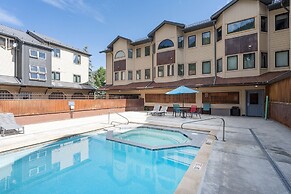 Chalet Chic Condo, Short Walk To Lift 7, Covered Parking 2 Bedroom Con