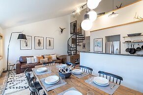 Chalet Chic Condo, Short Walk To Lift 7, Covered Parking 2 Bedroom Con