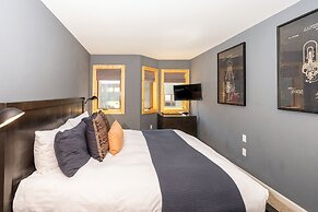 Chalet Chic Condo, Short Walk To Lift 7, Covered Parking 2 Bedroom Con